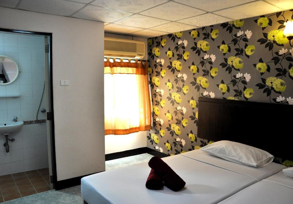 Four Sons Inn Bangkok Room photo