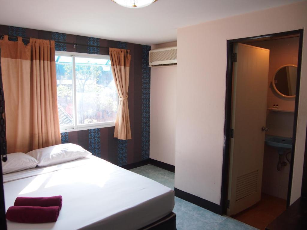 Four Sons Inn Bangkok Room photo
