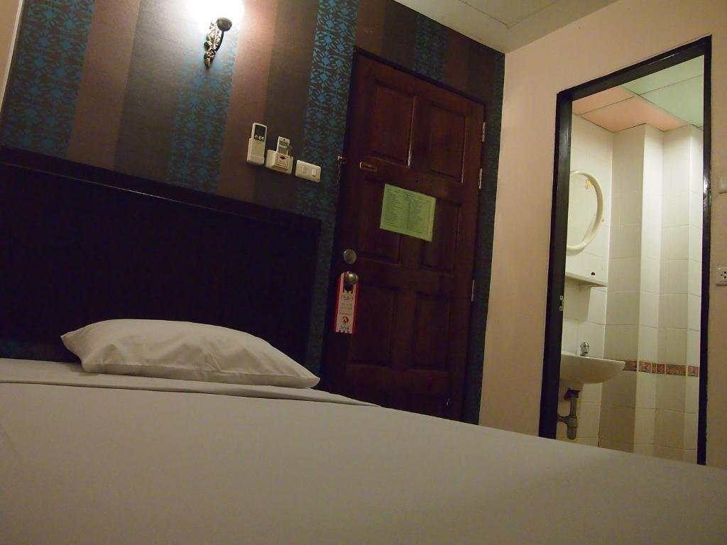 Four Sons Inn Bangkok Room photo